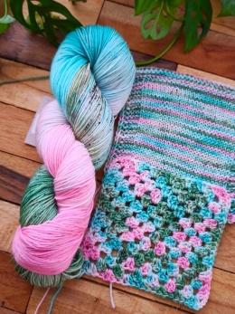 MERYNOSEK RĘCZNIE BARWIONA WŁÓCZKA MERINO JULECZKOWNIA