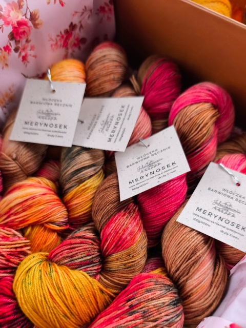 pudełko jesieniary ręcznie barwiona włóczka merino