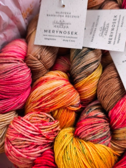 pudełko jesieniary ręcznie barwiona włóczka merino