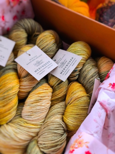 pudełko jesieniary ręcznie barwiona włóczka merino