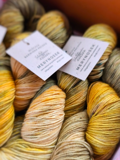 pudełko jesieniary ręcznie barwiona włóczka merino