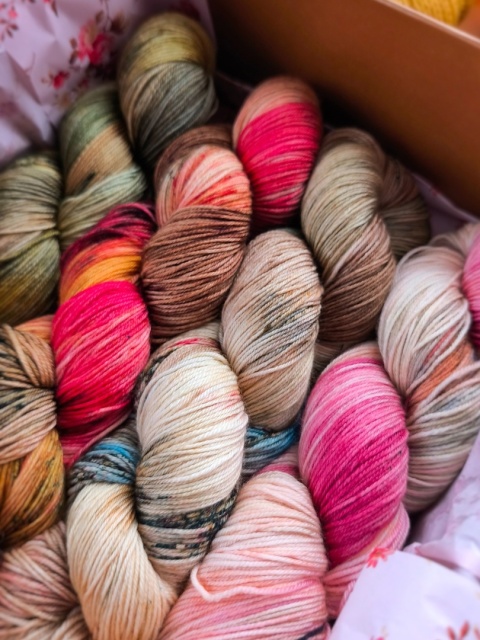pudełko jesieniary ręcznie barwiona włóczka merino