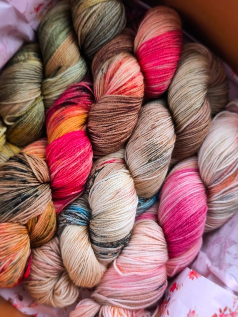 pudełko jesieniary ręcznie barwiona włóczka merino