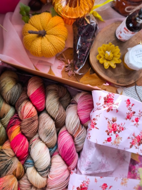 pudełko jesieniary ręcznie barwiona włóczka merino