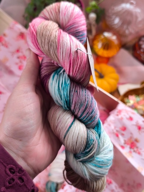 pudełko jesieniary ręcznie barwiona włóczka merino