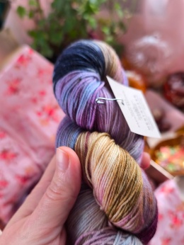 pudełko jesieniary ręcznie barwiona włóczka merino