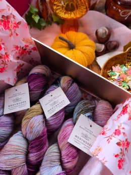 pudełko jesieniary ręcznie barwiona włóczka merino