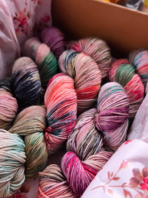 pudełko jesieniary ręcznie barwiona włóczka merino
