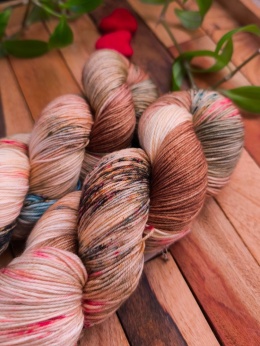 ręcznie barwiona włóczka juleczkownia