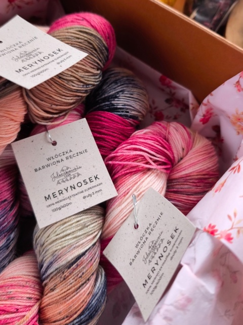 pudełko jesieniary ręcznie barwiona włóczka merino