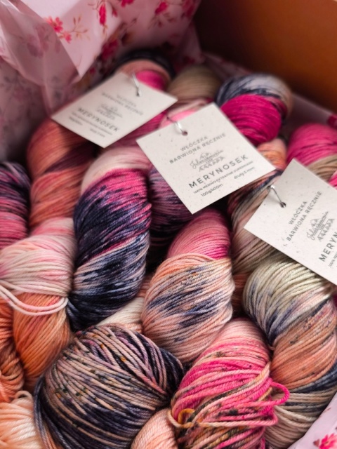 pudełko jesieniary ręcznie barwiona włóczka merino