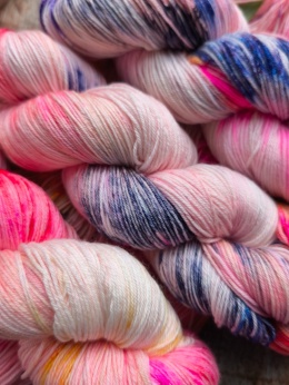 ręcznie barwiona włóczka fantasy yarn juleczkownia