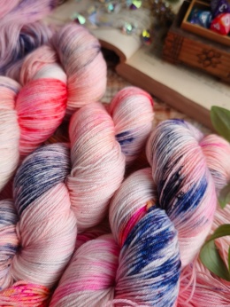 ręcznie barwiona włóczka fantasy yarn juleczkownia