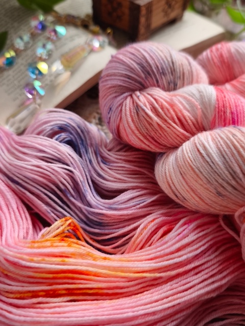 ręcznie barwiona włóczka fantasy yarn juleczkownia