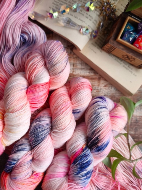 ręcznie barwiona włóczka fantasy yarn juleczkownia