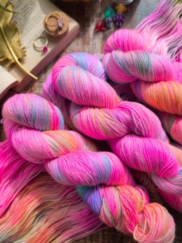 ręcznie barwiona włóczka fantasy yarn juleczkownia