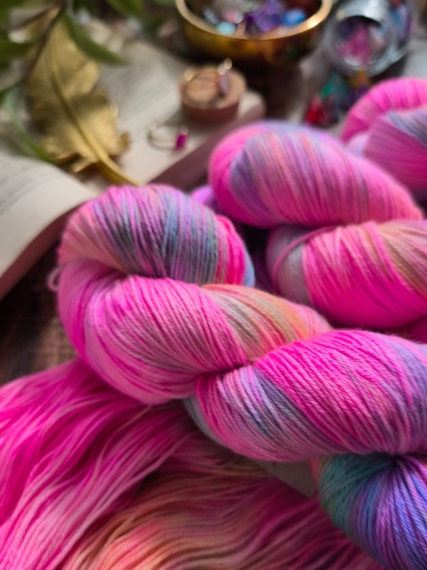 ręcznie barwiona włóczka fantasy yarn juleczkownia