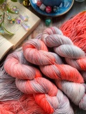 ręcznie barwiona włóczka fantasy yarn juleczkownia