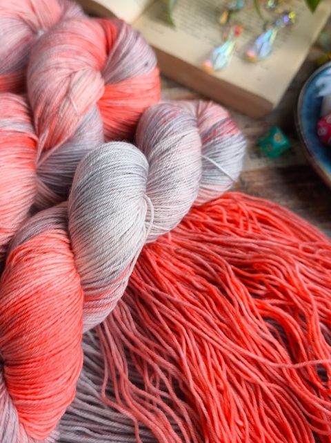 ręcznie barwiona włóczka fantasy yarn juleczkownia