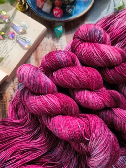 ręcznie barwiona włóczka fantasy yarn juleczkownia