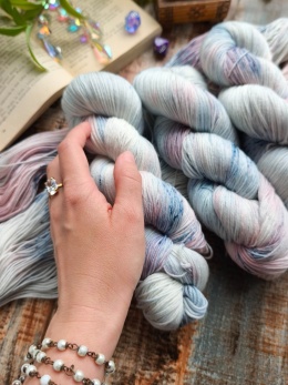 ręcznie barwiona włóczka fantasy yarn juleczkownia