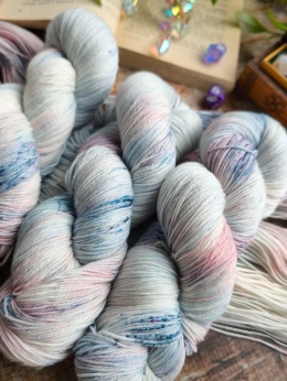 ręcznie barwiona włóczka fantasy yarn juleczkownia