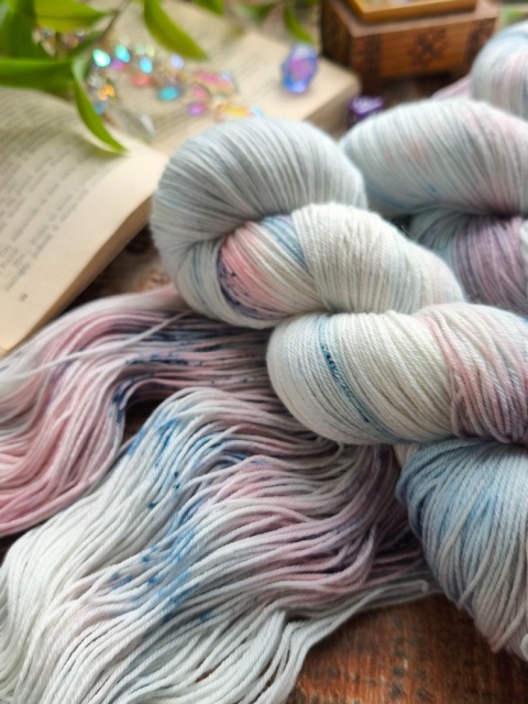 ręcznie barwiona włóczka fantasy yarn juleczkownia