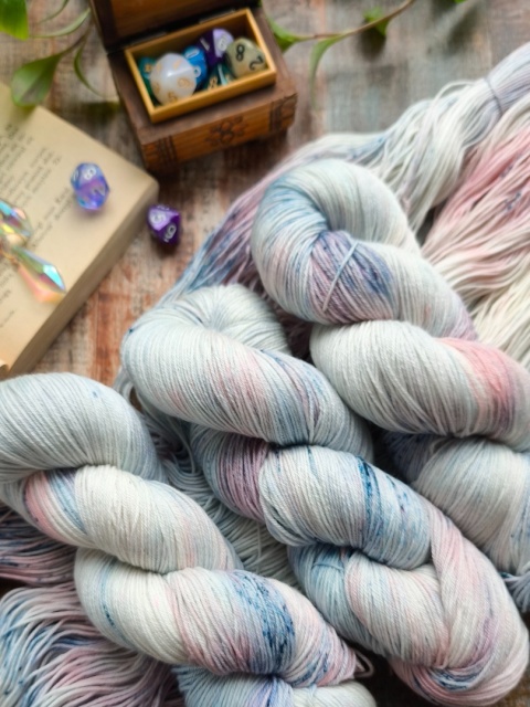 ręcznie barwiona włóczka fantasy yarn juleczkownia