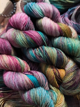 ręcznie barwiona włóczka fantasy yarn juleczkownia