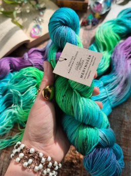 ręcznie barwiona włóczka fantasy yarn juleczkownia